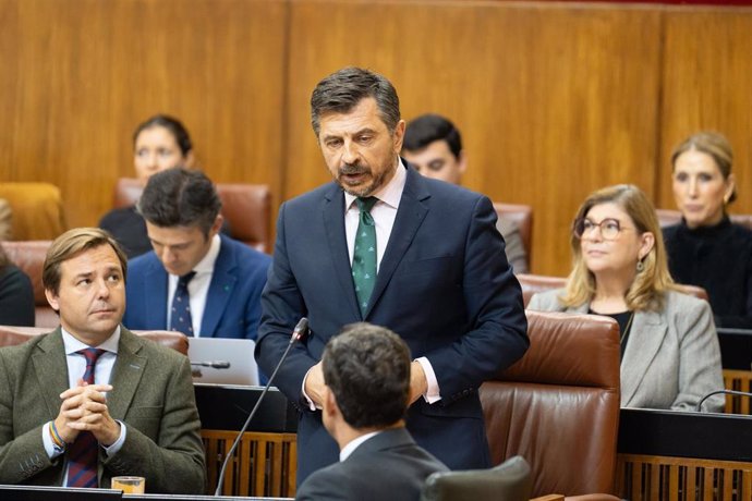 El portavoz del Grupo Parlamentario PP, Toni Martín, en su pregunta al presidente de la Junta de Andalucía, Juanma Moreno. 