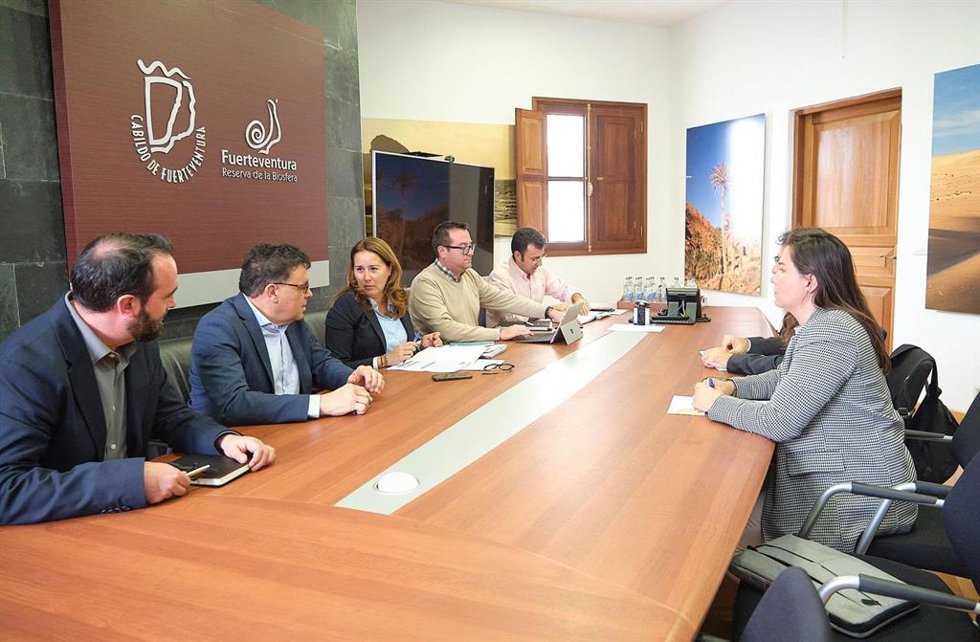 El consejero de Política Territorial, Manuel Miranda, se reúne con la presidenta del Cabildo, Lola García, y el Consejo Insular de Aguas majorero para actualizar la hoja de ruta conjunta frente a la emergencia hídrica