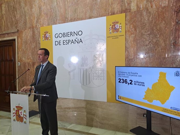 El subdelegado de Gobierno en Almería, José María Martín, presenta el plan de obras para la modernización de regadíos en Almería.