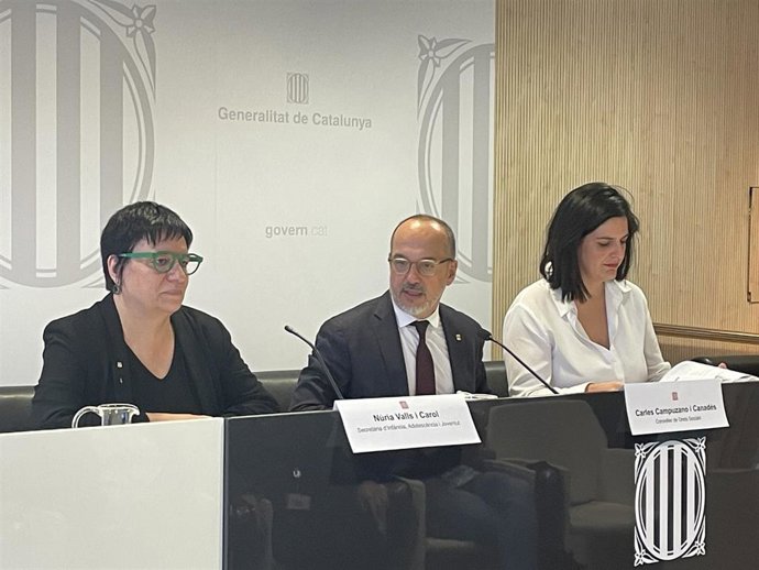 La secretaria de Infancia y Adolescencia Núria Valls, el conseller Carles Campuzano y la abogada Carla Vall
