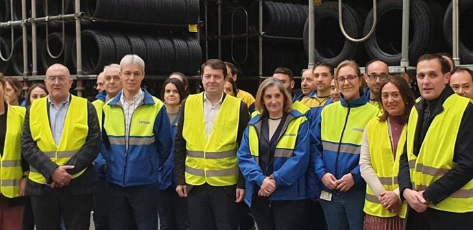 El presidente de la Junta, Alfonso Fernández Mañueco; el alcalde de Valladolid, Jesús Julio Carnero, y el presidente de la Diputación, Conrado Íscar, durante su visita a la factoría de Michelin con motivo de su 50 aniversario en la ciudad