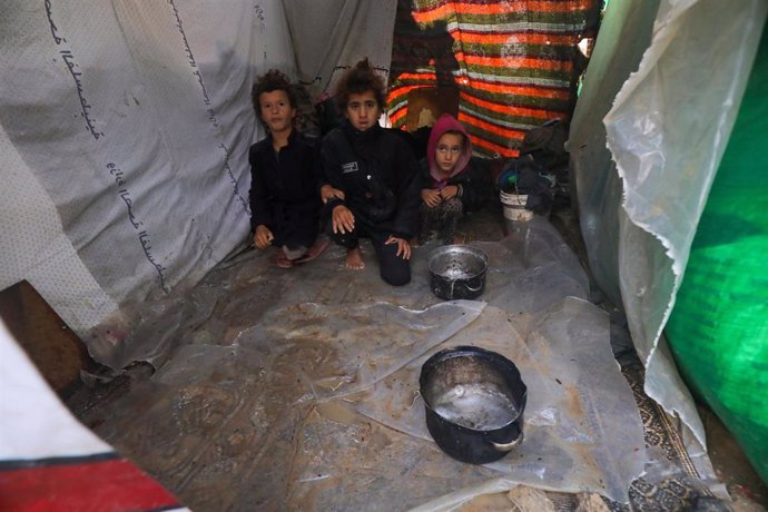 Niños desplazados en el campamento de Dair El-Balah, en la Franja de Gaza 