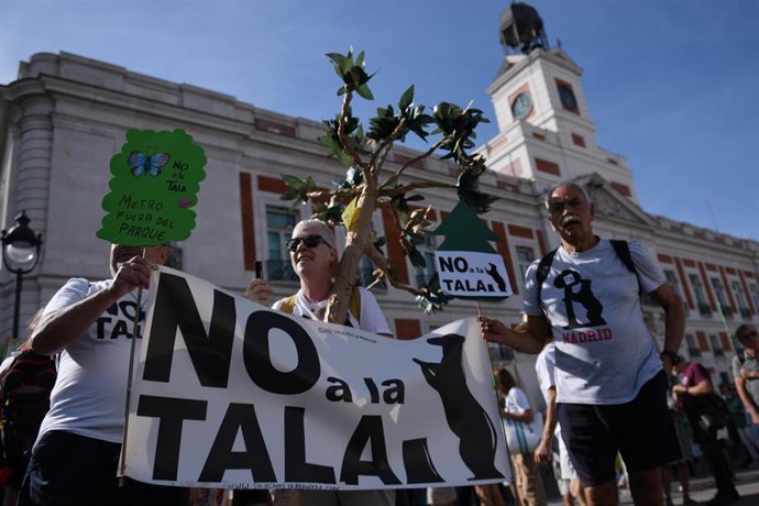 Archivo - Varias personas protestan con un árbol de papel durante una manifestación contra la tala de árboles por la ampliación de la L11 de Metro, en la Puerta del Sol, a 8 de octubre de 2023, en Madrid (España). Colectivos vecinales y ecologistas han 