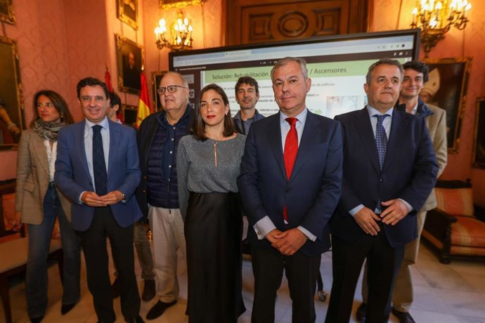 El alcalde de Sevilla, José Luis Sanz, en la presentación en el Ayuntamiento de la nueva oficina municipal de accesibilidad, instalación de ascensores y eficiencia energética.