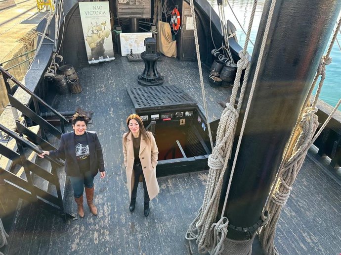 La presidenta de la Autoridad Portuaria de Almería (APA), Rosario Soto, visita la Nao Victoria.