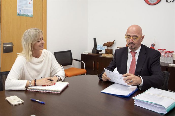La alcaldesa de Castro Urdiales, Susana Herrán, y el consejero de Salud, César Pascual