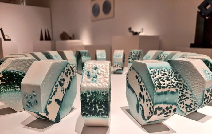 Más de 60 artistas resaltan "el poder" de los óxidos colorantes en la exposición 'Cobalto y cobre', que hasta el próximo 18 de febrero se exhibirá en el Museo Nacional de Cerámica y Artes Suntuarias 'González Martí' de Valncia.