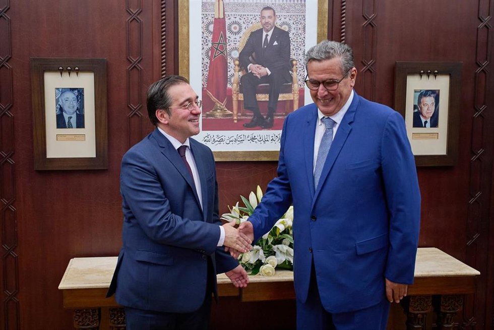 El ministro de Asuntos Exteriores, Unión Europea y Cooperación, José Manuel Albares, y el primer ministro de Marruecos, Aziz Ajanuch, durante su encuentro en Rabat