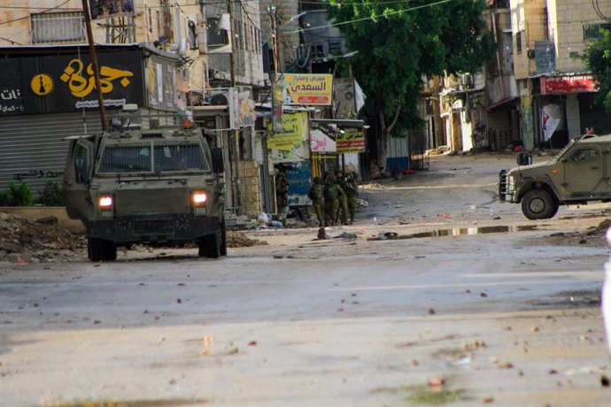 Vehículos militares del Ejército de Israel durante una operación en la ciudad de Yenín, Cisjordania