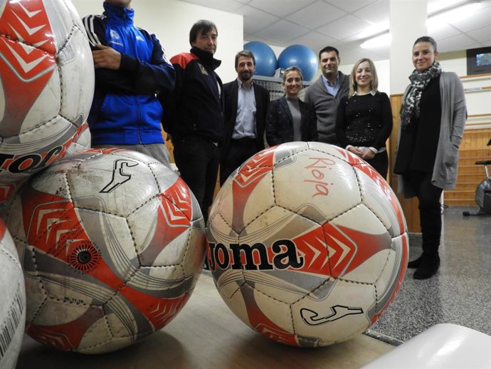 Archivo - Balones de fútbol