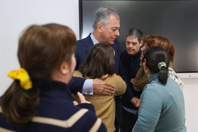 El alcalde de Sevilla, José Luis Sanz, en las nuevas instalaciones de la Asociación Síndrome de Down de Sevilla, en Sevilla Este.