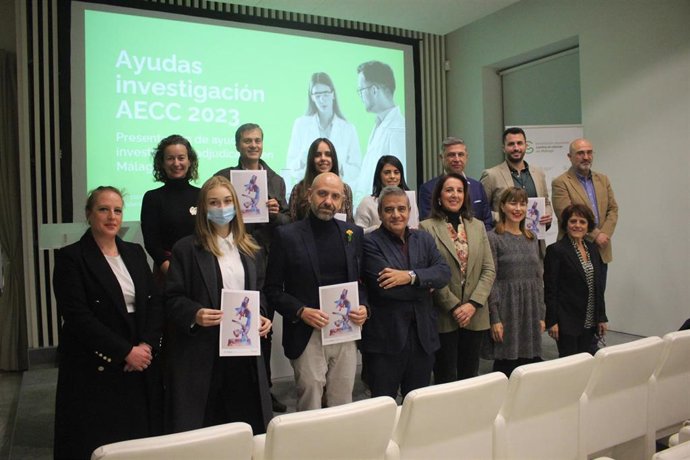 La AECC en Málaga ha presentado las seis ayudas en investigación 2023 adjudicadas en la provincia que contribuirán a alcanzar el objetivo de aumentar la supervivencia media de las personas con cáncer al 70% para 2030 y llevar los resultados al paciente.