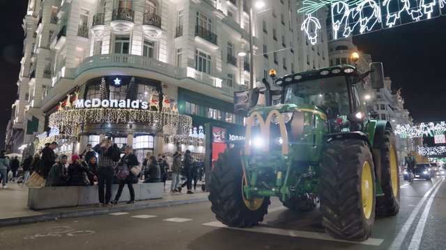 Tractor en la calle Gran Vía de Madrid entregando pedidos de McDonalds como parte de la campaña El pedido más esperado en diciembre de 2023.