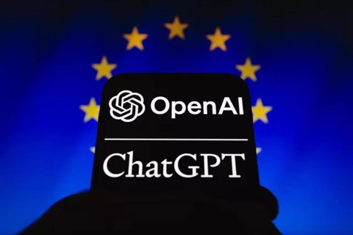 Archivo - Imagen de archivo del logo de ChatGPT frente a la bandera de la UE.
