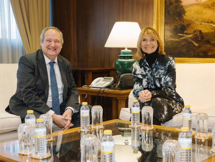 El ministre d'Indústria i Turisme, Jordi Hereu, amb la presidenta de la Diputació de Barcelona, Llusa Moret