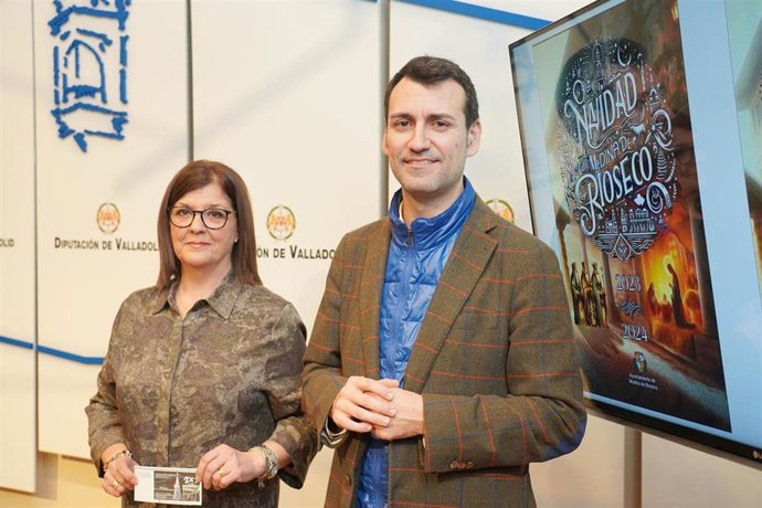 Montse Valdés, concejal de Acción Cultural, Personas Mayores y Medio Ambiente, y el alcalde David Esteban.