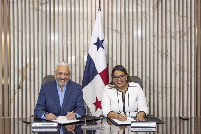Firman el convenio Ricaurte Vásquez Morales y Dra. Milena Gómez Cedeño.