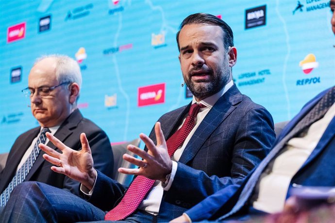 El director general del Consejo Regulador de la DOCa Rioja, José Luis Lapuente (i), y el director general de la División Hotelera de Grupo Lopesan, José Alba (d), participan en una Jornada de Turismo de Europa Press, en el Auditorio Meeting Place, a 14 