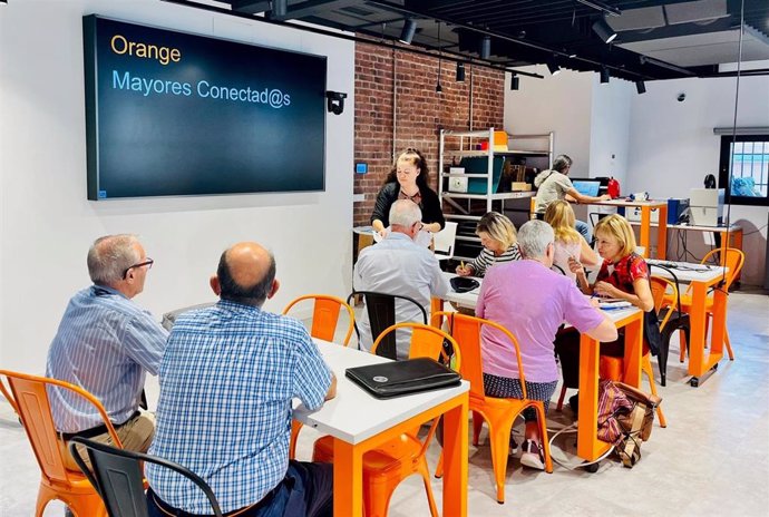 El programa 'Mayores conectados' de Orange ayuada a las personas mayores de más de 65 años a mejorar sus competencias digitales.