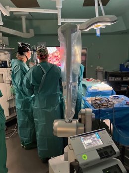 Intervención quirúrgica realizada en el Hospital de Gran Canaria Dr. Negrín con el exoscopio cámara orbital