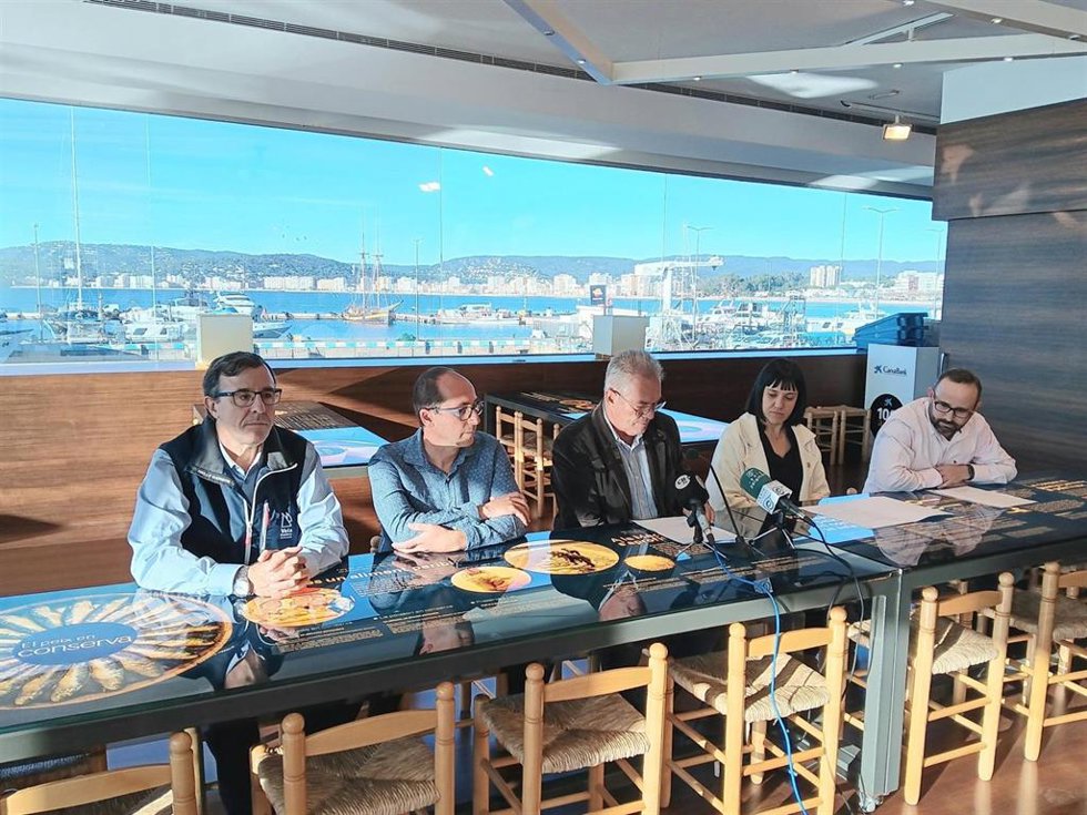 De izquierda a derecha, Xavier Torres, Lluís Puig, Miquel Aviñó, Mnica Alcalá y David Ruíz, en la presentación de la 47 Christmas Race de Palamós