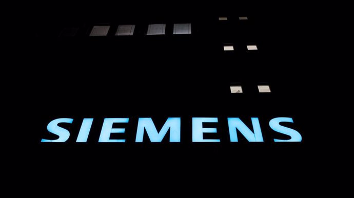 Archivo - FILED - 16 November 2017, Berlin: A general view of a lit logo on teh facade of the Siemens factory. 