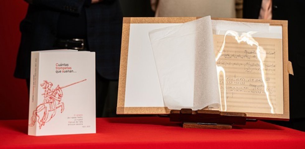 El facsímil del manuscrito original de El retablo de maese Pedro y un ejemplar del libro monográfico sobre esta obra de 1923, momentos antes de ser guardados en la caja número 1223.
