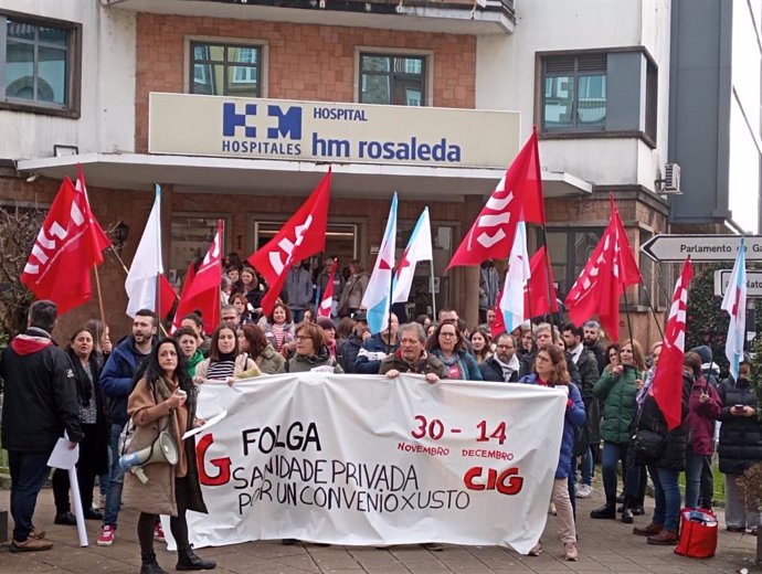 Concentración frente al HM Rosaleda, en Santiago de Compostela.