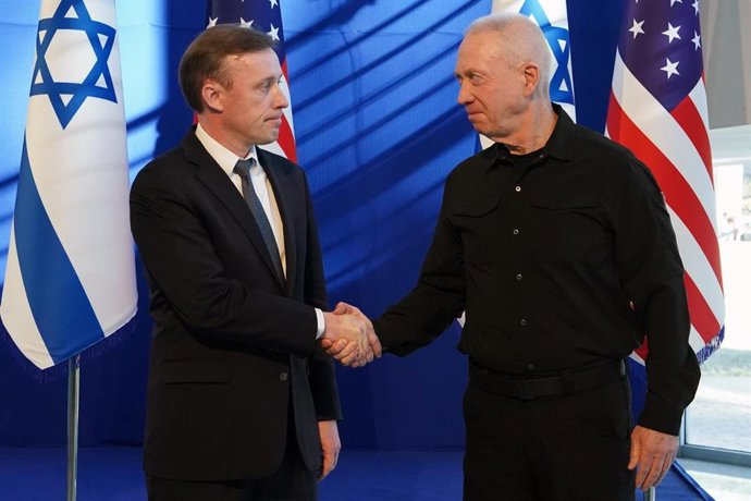 HANDOUT - 14 December 2023, Israel, Tel Aviv: Israeli Minister of Defense Yoav Gallant (R) meets U.S. National Security Advisor Jake Sullivan at the Ministry of Defence Headquarters in Tel Aviv. Photo: Ariel Hermoni/GPO/dpa - ATTENTION: editorial use on