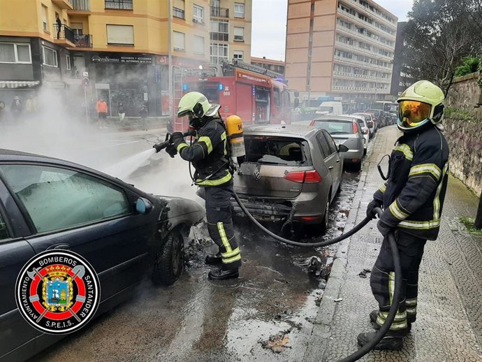 El incendio de un coche en General Dávila afecta a otro aparcado al lado