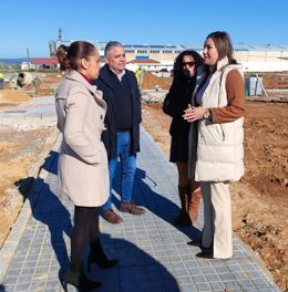 La delegada de Justicia, Administración Local y Función Pública de la Junta de Andalucía en Córdoba, Raquel López (dcha.), en su visita a Fuente Palmera.