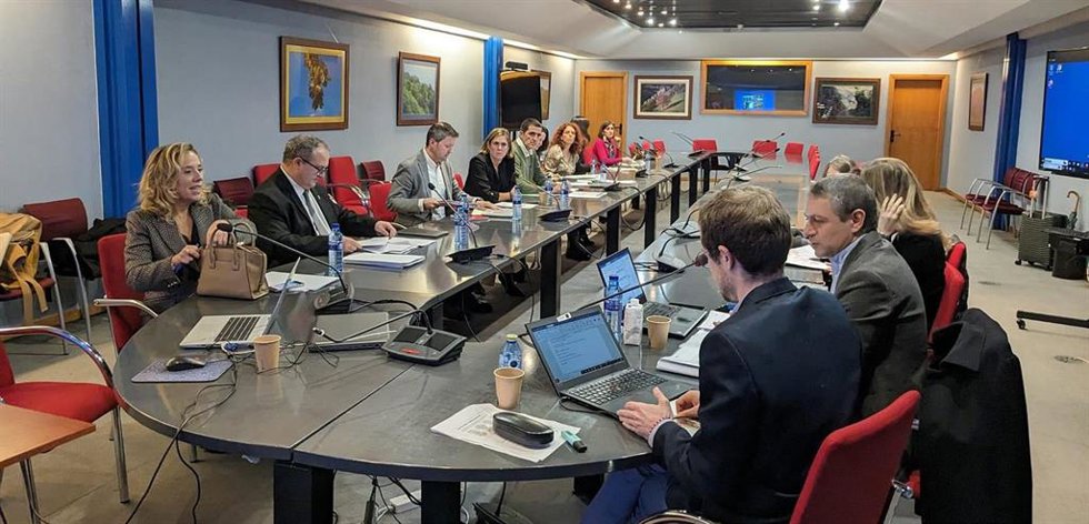 El viceconsejero de Industria y Transición Energética, Isaac Pola, segundo por la derecha en la imagen, junto a la directora de Energía y Minería, Belarmina Díaz, con representantes de la Comisión Europea y del Ministerio de Hacienda.
