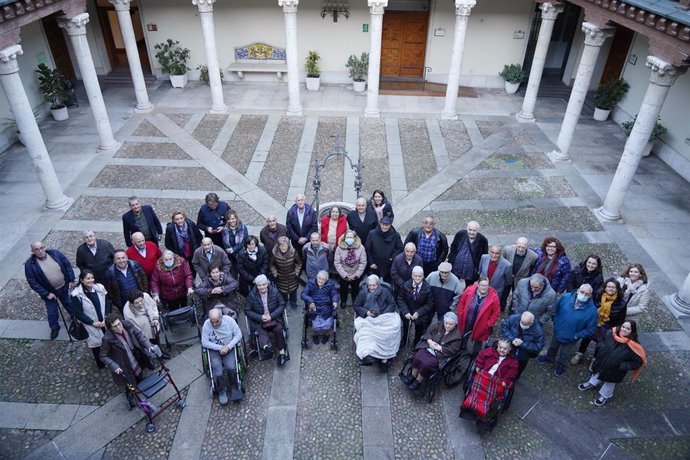 Usuarios de la residencia Cardenal Marcelo, en el atrio del Palacio de Pimentel.