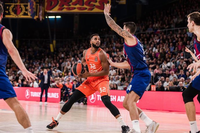Brandon Davies durante el Bara-Valencia Basket de la Euroliga 2023-2024
