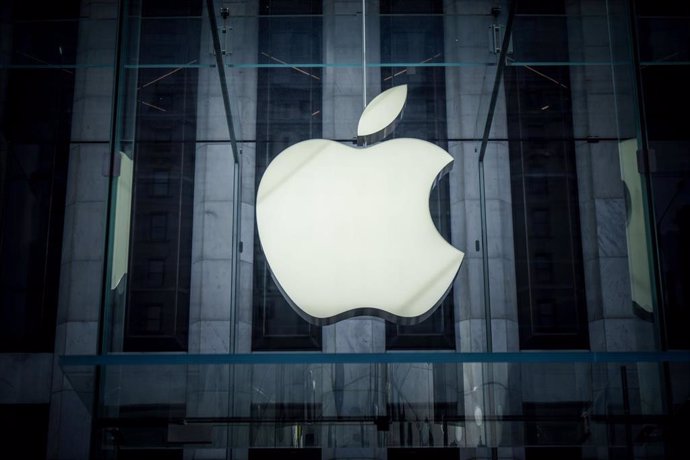 Archivo - FILED - 16 September 2023, US, New York: Apple logo is seen in Manhattan. 