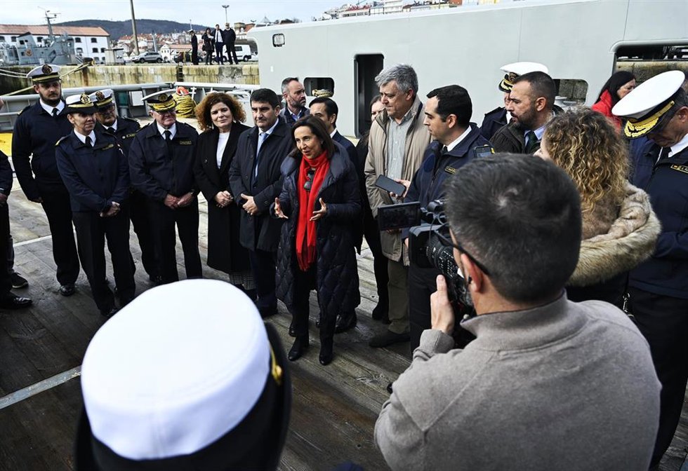 La ministra de Defensa, Margarita Robles (c), durante su visita a las instalaciones del Arsenal de Ferrol