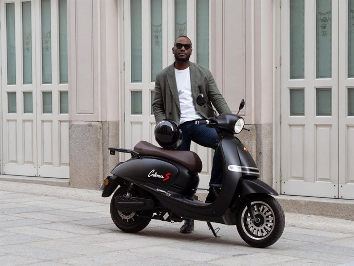 Archivo - Una persona con una moto de Velca.