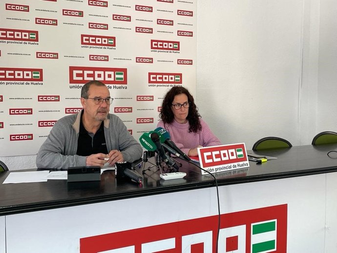 La secretaria general de CCOO en Huelva, Julia Perea, y el secretario general del Sindicato Provincial de Sanidad y sectores Sociosanitarios, Juan José Rodríguez, en rueda de prensa.