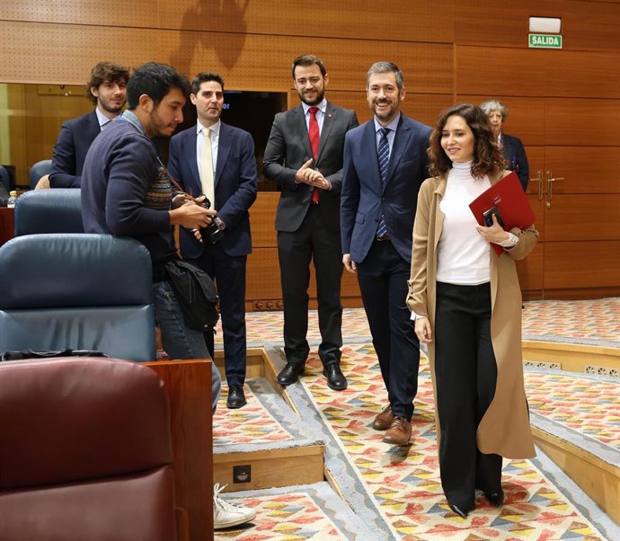 El consejero de Presidencia, Justicia y Administración Local, Miguel Ángel García (2d) y la presidenta de la Comunidad de Madrid, Isabel Díaz Ayuso, durante una sesión plenaria en la Asamblea de Madrid, a 14 de diciembre de 2023