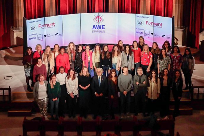 Las participantes y los organizadores de la tercera edición catalana de la Academy for Women Entrepreneurs (AWE).