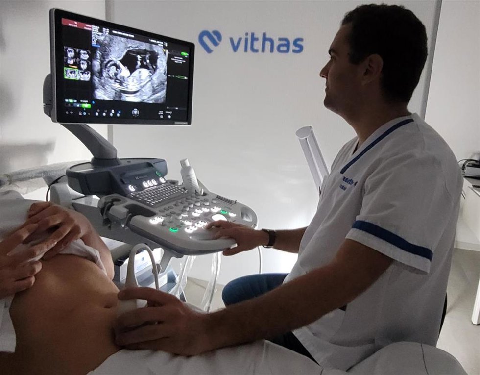 Un profesional de Vithas realiza una ecografía.