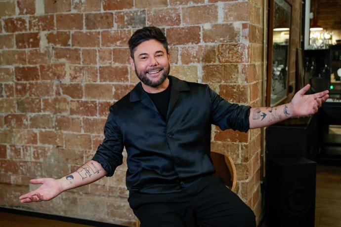 El cantaor Miguel Poveda posa tras un encuentro para medios, a 14 de diciembre de 2023, en Barcelona, Catalunya (España). El cantaor Miguel Poveda celebra el cierre de su gira con conciertos en Sevilla, Madrid y Barcelona, donde repasa en el Festival de