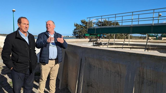 El conseller del Mar y del Ciclo del Agua, Juan Manuel Lafuente, durante la visita.