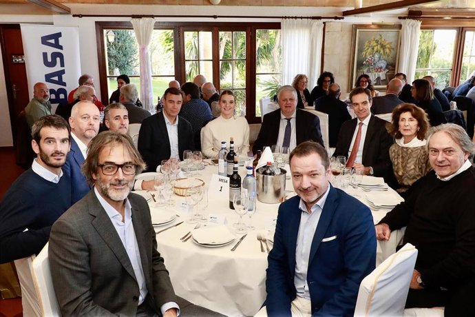 La presidenta del Govern, Marga Prohens, en la comida de la asamblea del servicio discrecional de viajeros de Baleares