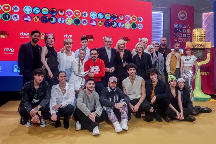 La directora de Comunicación y Participación de RTVE, María Eizaguirre (c), y los directores del Benidorm Fest, Ana María Bordás (8d) y César Vallejo (6i), posan junto a los participantes en el Benidorm Fest durante una rueda de prensa para presentar la