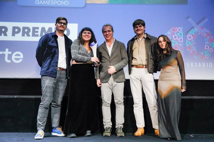 Os integrantes do estudo Gamespond e antigos alumnos de Campus Industrial de Ferrol, Diego Pérez, Mónica García, Juan García e Mónica García, xunto ao director xeral da Asociación Española de Videoxogos (AEVI), José María Moreno.