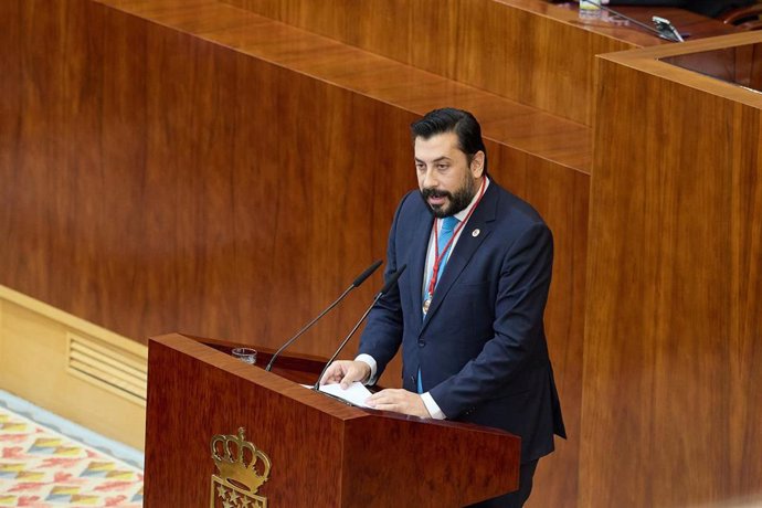 El portavoz del PP en la Asamblea, Carlos Díaz-Pache, interviene durante un pleno extraordinario en la Asamblea de Madrid, a 1 de diciembre de 2023, en Madrid (España). 