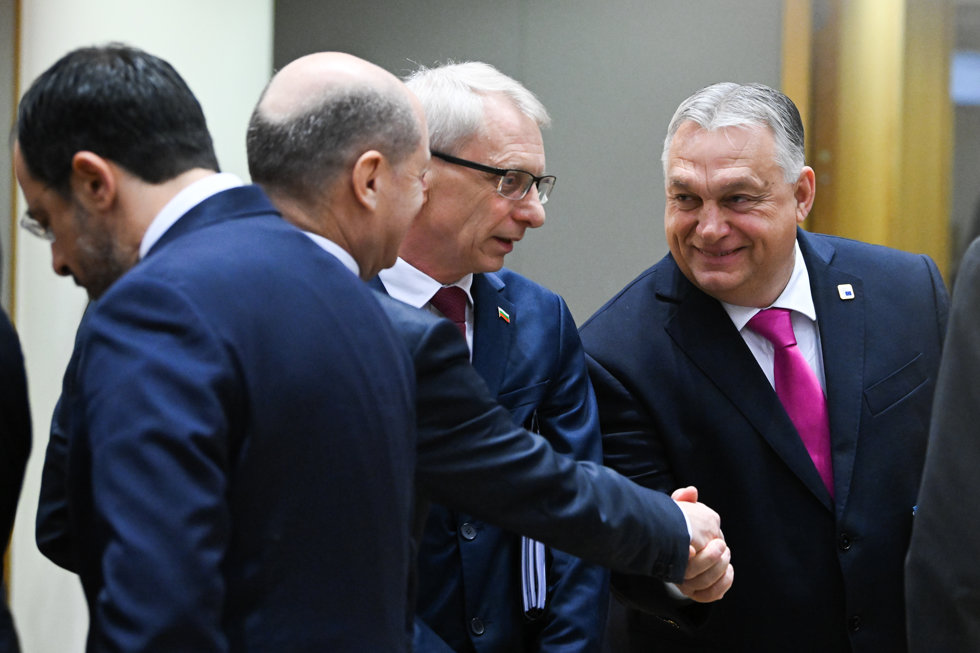 El canciller alemán Olaf Scholz saluda al presidente de hungría Viktor Orban en la cumbre de la UE. 