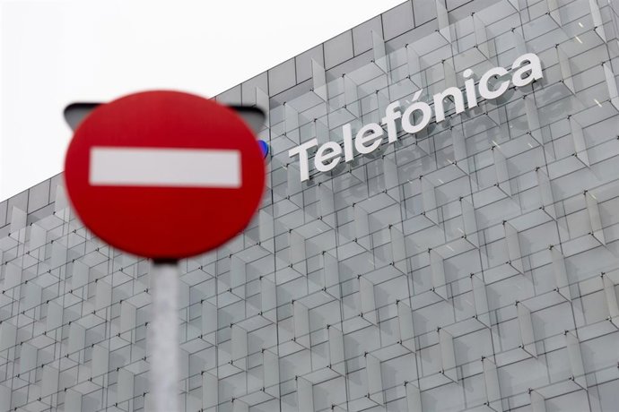 Una señal de prohibido frente a la sede de Telefónica, a 28 de noviembre de 2023, en Madrid (España). 