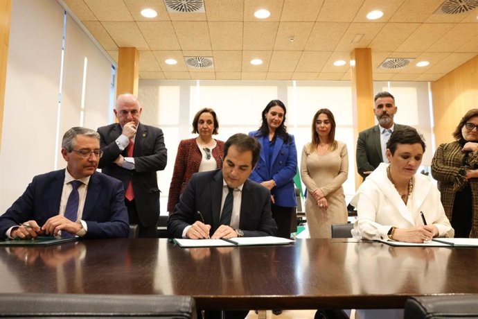 El consejero de Justicia, José Antonio Nieto; el presidente de la Diputación de Málaga, Francisco Salado; y la alcaldesa de Torremolinos, Margarita del Cid, durante la firma del acuerdo de colaboración pública a tres bandas para la nueva sede judicial.
